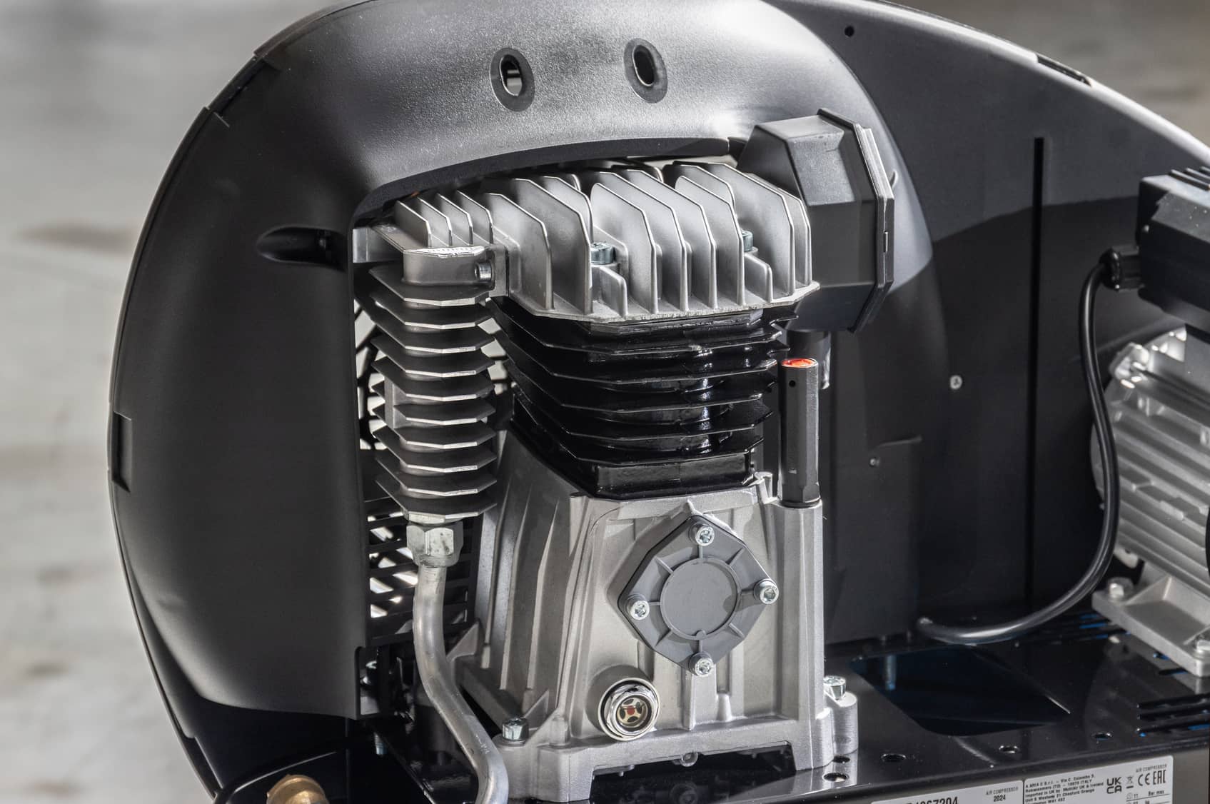 Unikátní kryt řemenice kompresoru ABAC A29 s drážkami pro lepší chlazení